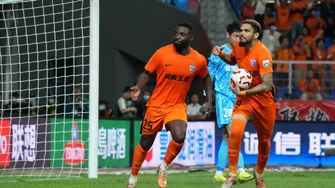 詹姆斯父与子并肩布朗尼，共战赛场尽显风采